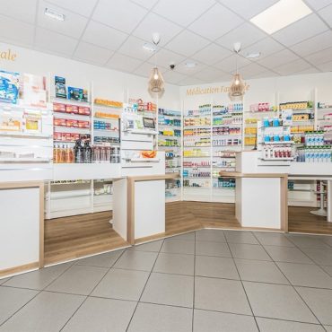 L’AGENCEMENT DE LA PHARMACIE LIGAIRE, DE BOIS-LE-ROI L’AGENCEMENT DE LA PHARMACIE LIGAIRE, DE BOIS-LE-ROI