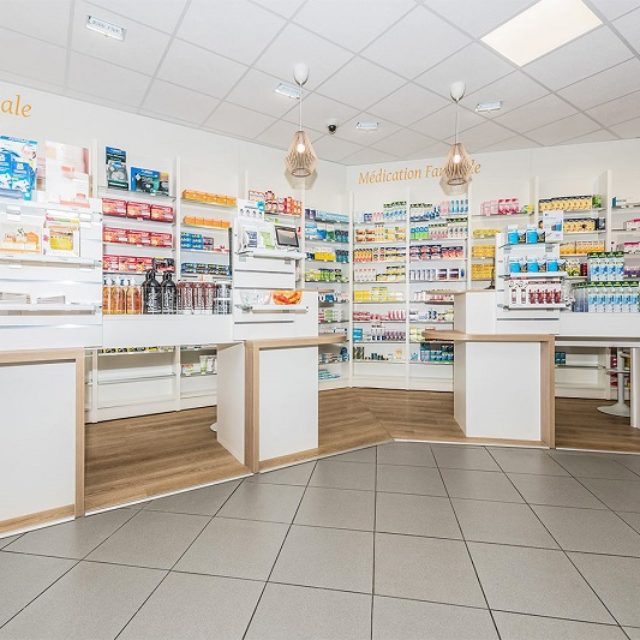 L’AGENCEMENT DE LA PHARMACIE LIGAIRE, DE BOIS-LE-ROI L’AGENCEMENT DE LA PHARMACIE LIGAIRE, DE BOIS-LE-ROI