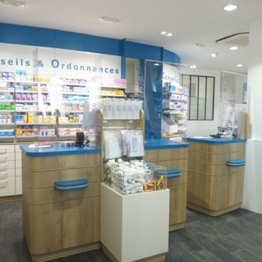 Pharmacie design : relooking marin pour cette officine des Sables d’Olonne Pharmacie design : relooking marin pour cette officine des Sables d’Olonne