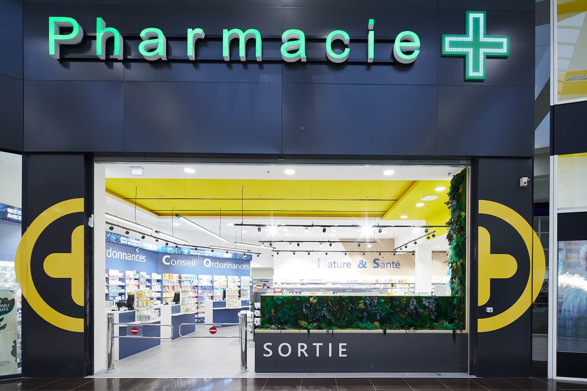 Façade pharmacie réagencée